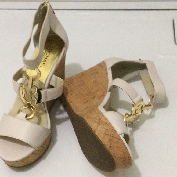 Michael Kors wedge platform cream /gold logo size 7 - Picture 4 of 4